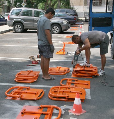 Монтират скобите на първия платен паркинг пред блок в Пловдив