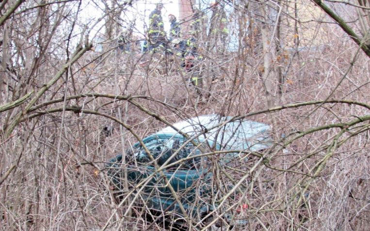 Оставено само в кола бебе падна в 10-метрова пропаст