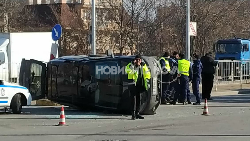 Кола се преобърна на голям столичен булевард (СНИМКИ)