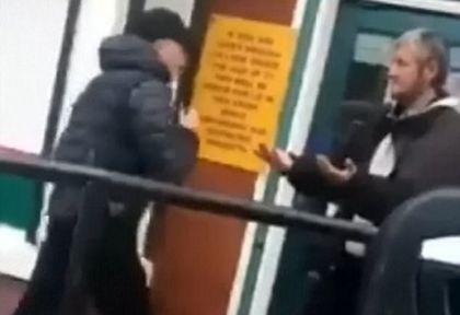 Ужасяващи кадри! Тийнейджър уби мъж на улицата само с един удар (СНИМКИ/ВИДЕО 18+)