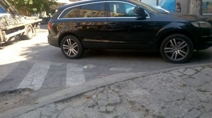 Джип паркира на кръстовище под носа на полицията, на никого не му пука (СНИМКИ)