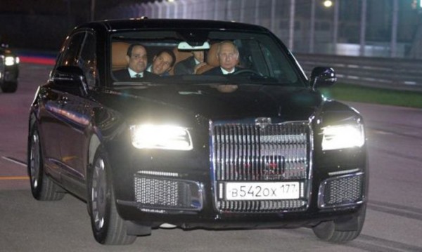 Путин повози египетския президент в новия си автомобил
