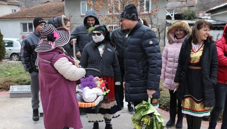 Пламен Нунев празнува Бабинден в село Басарбово