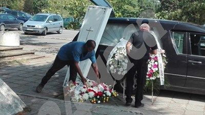 Съученици изпратиха убитата Никол, погребаха я в бял ковчег