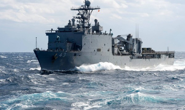 US боен кораб навлезе в Черно море, руски го следват