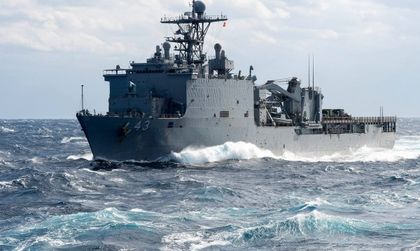 US боен кораб навлезе в Черно море, руски го следват