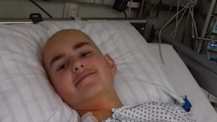14-годишният футболист Теди, загуби крака си в битката с рака