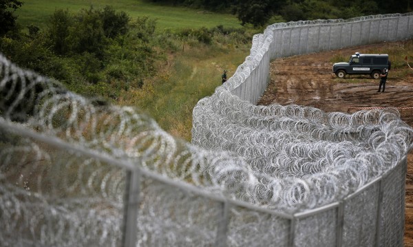 Оградата ги спира! 14 хил. мигранти хванала Турция до границата ни