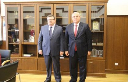 Под жестока охрана: Цацаров и Акарджа обядваха заек във