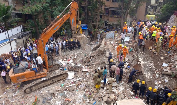 Пететажна сграда се срути в Мумбай, спасиха 11 души