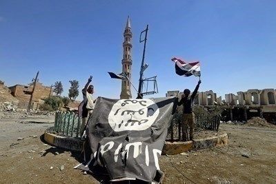 Хиляди протестираха в Индонезия заради изгаряне на знаме на радикална групировка