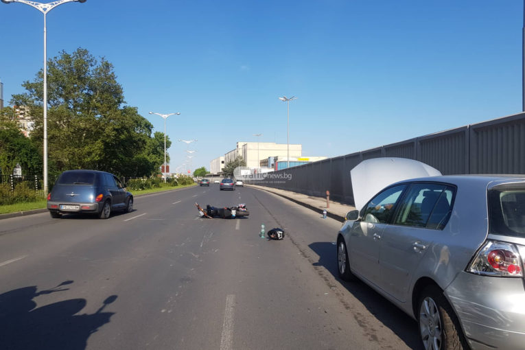 Моторист се заби в аварирала кола, двама са в болница