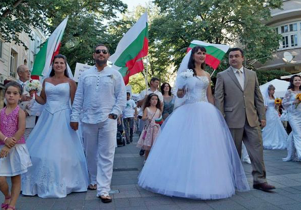 Бургас отговаря на гей парада! Стотици шестват в подкрепа на традиционното семейство