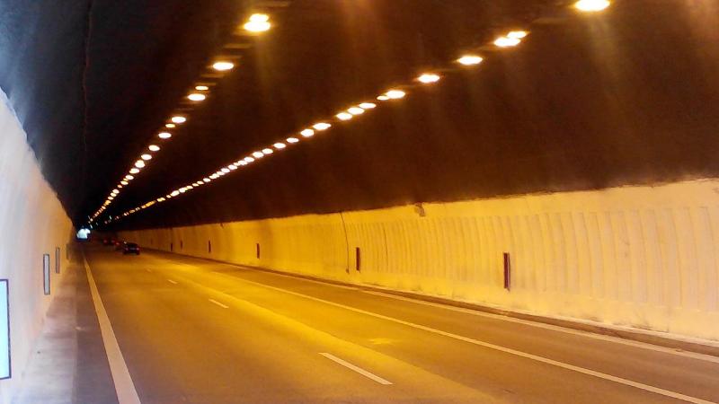 АПИ: Утре от 09.30 ч. до 15.30 ч. движението в тунел „Топли дол“ на АМ „Хемус“ в посока Варна ще е в една лента