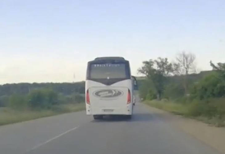 Шокиращи кадри: Автобус на 