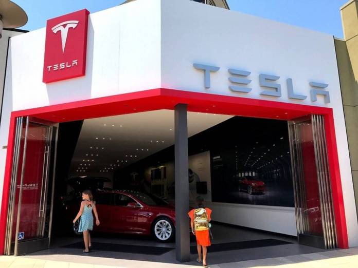 Tesla затваря повечето магазини и преминава към онлайн продажби