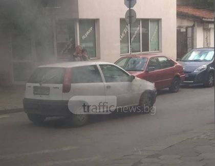 Кола пламна в движение в центъра на Пловдив (СНИМКИ)