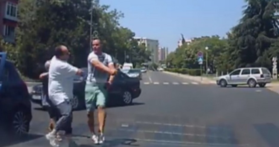 Екшън на пътя! Двама се чукнаха на улица в Пловдив, виновният шофьор преби колегата си