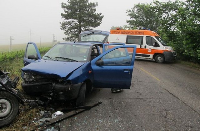 Тежък сблъсък между бус и кола край Пловдив, трима са в болница