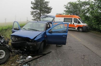 Тежък сблъсък между бус и кола край Пловдив, трима са в болница