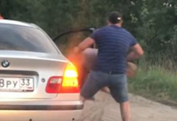 За пример: Таксиджия се разправи брутално с разпасан клиент! Причината е повече от основателна (ВИДЕО)