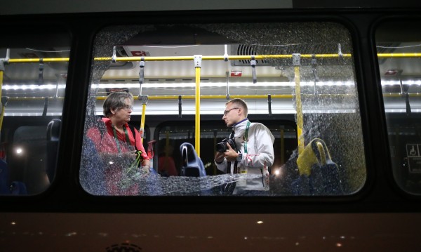 Нападнаха автобус с журналисти в Рио