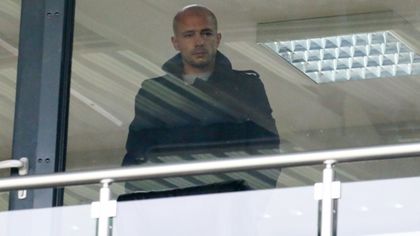 Ел Маестро дава пресконференция в неделя