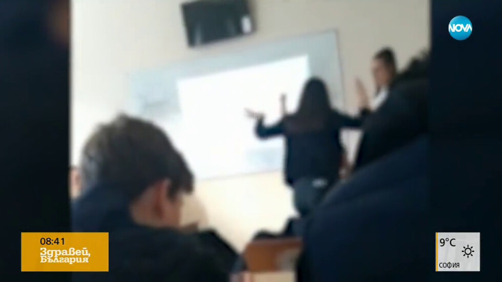 Ученички играят кючек в клас, а учителки им ръкопляскат (ВИДЕО)