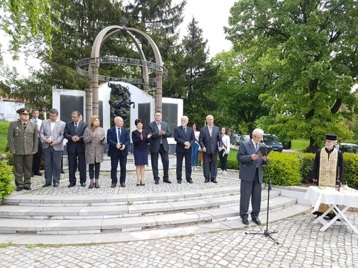 С венци и цветя Разград почете 6 май пред Войнишкия паметник