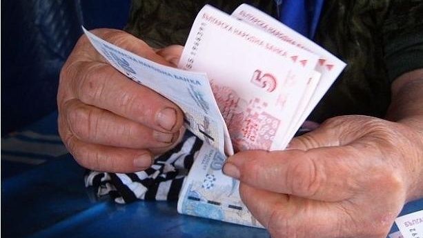 Възрастна жена даде 2400 лв. на измамник