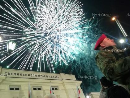 Със заря, полагане на венци пред паметника на Цар Освободител и коленичене бе почетена паметта на загиналите за Освобождението на България в столицата
