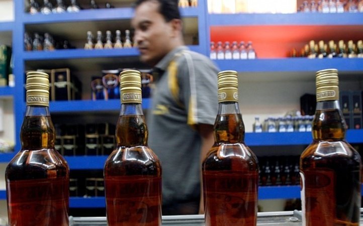 156 станаха жертвите на отраването с токсичен алкохол в Индия