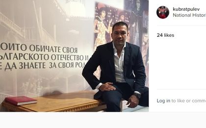 СНИМКИ: Кобрата в отлично настроение сред музейни експонати