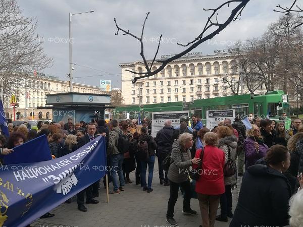 София: Стотици специалисти по медицински грижи излязоха за втори път на протест с искане за по-високи заплати и по-добри услови на труд