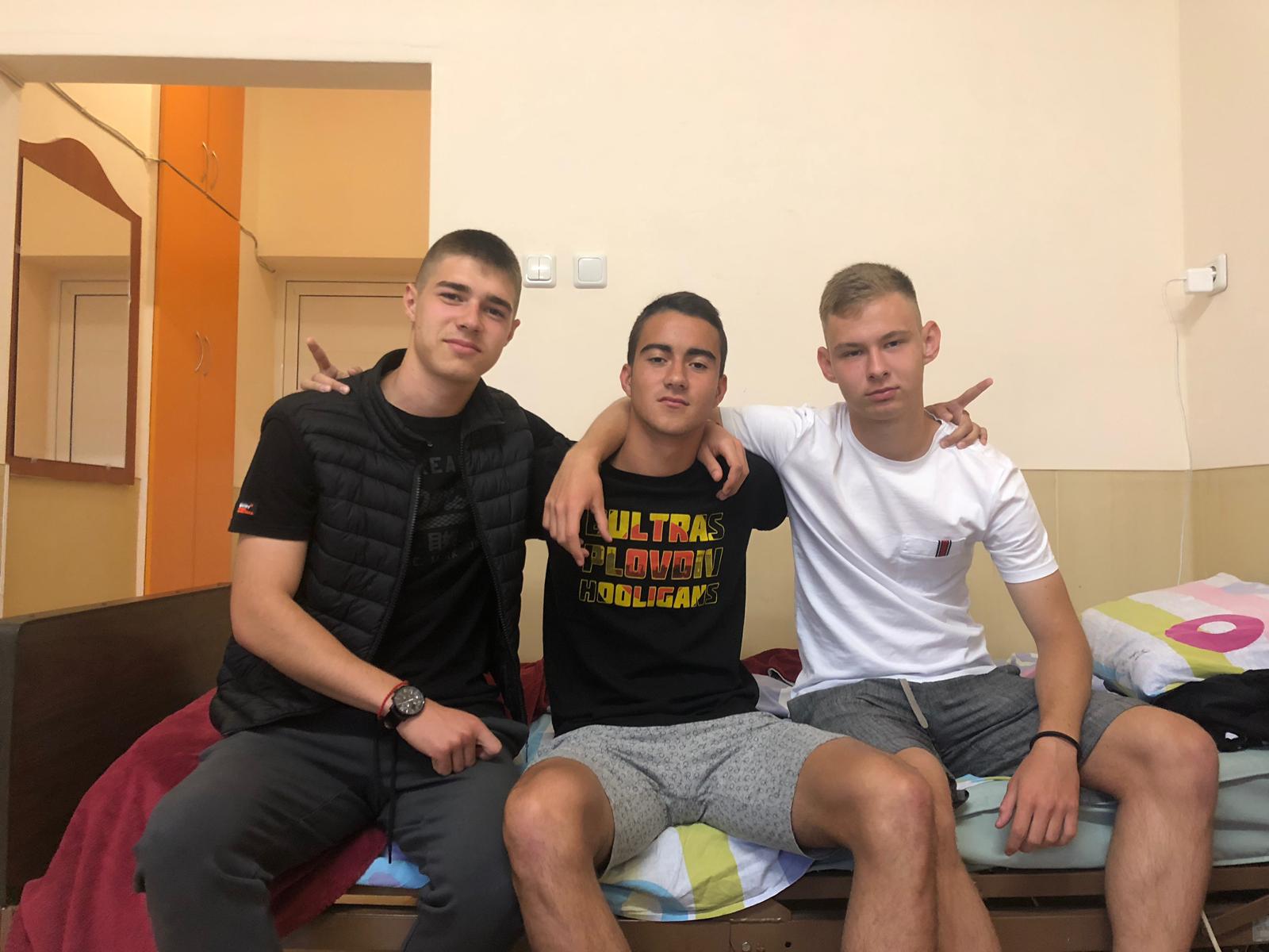 Съотборници и приятели посетиха шампион с Ботев U17 след операция СНИМКИ