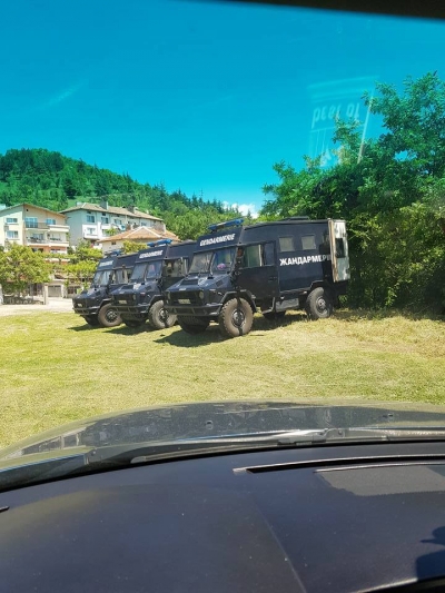 СНИМКА: Куп жандармерия чака феновете на Локо в Благоевград