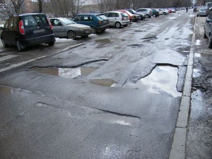 Шофьор катастрофира заради висока скорост и дупка на пътя