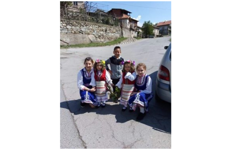 Малки лазарки пожелаха здраве и берекет в дупнишкото село Бистрица