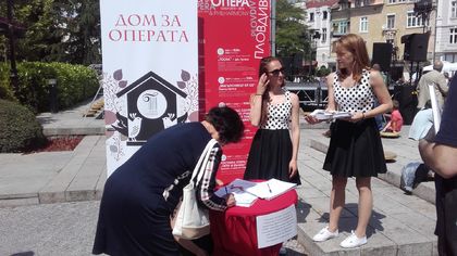 Актьори събираха подписи за "Дом за Пловдивската опера"