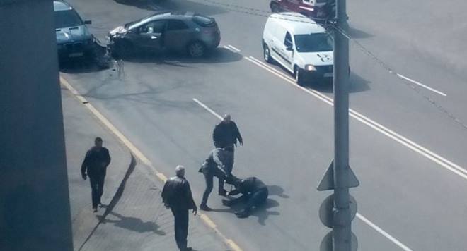 АГРЕСИЯ НА ПЪТЯ! Бабаити налетяха да бият жена в София! Мъж се опита да ѝ помогне и отнесе здрав пердах