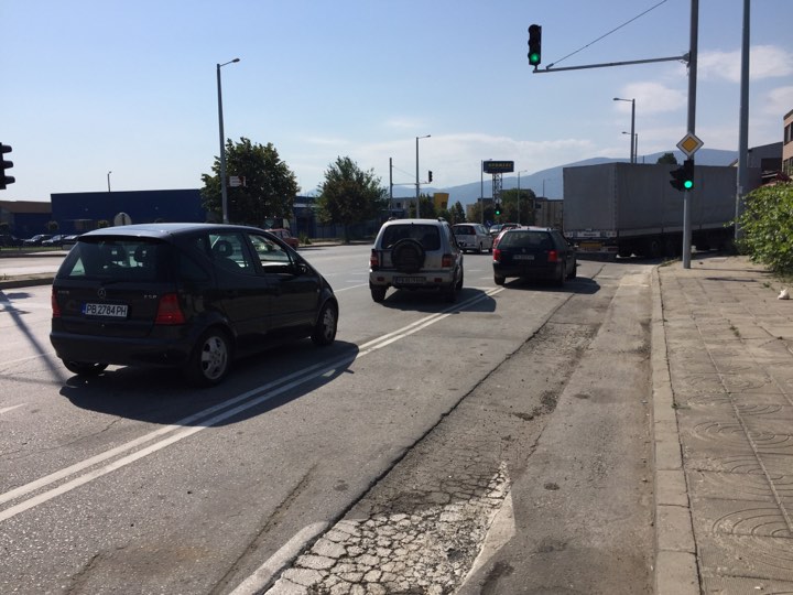 Пълно мазало на митницата с работещите светофари, полицията спира наред - 10 коли за 10 минути (СНИМКИ)