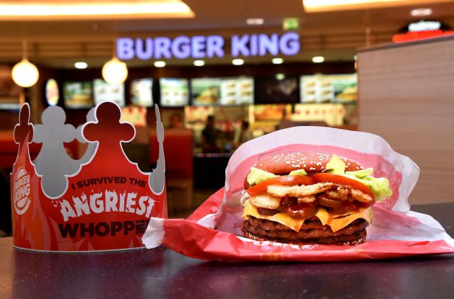 Новият лют WHOPPER® в огнено червено хлебче дебютира и в BURGER KING® Пловдив