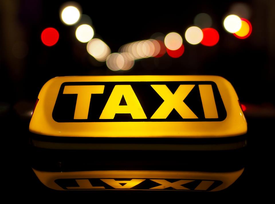 Таксиджия със счупен нос. Трима му скочили по пътя от Кюстендил към София