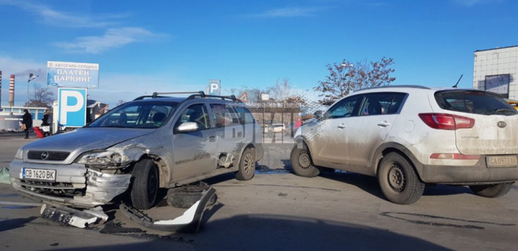 Две коли се помляха зрелищно на столичен булевард (СНИМКИ)