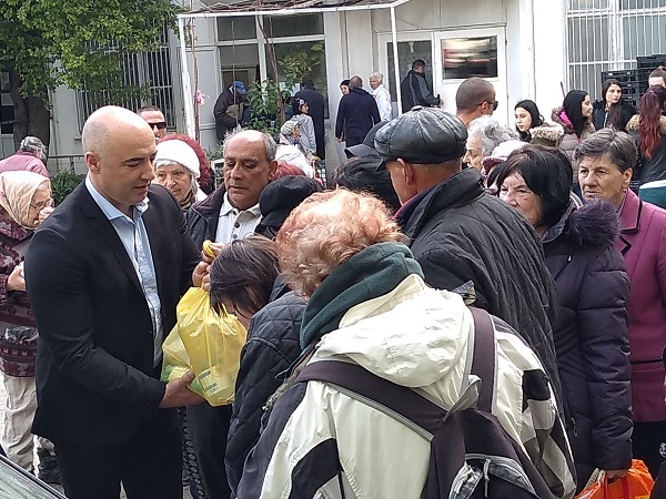 Варна: ГЕРБ – Владиславово дари козунаци и продукти от първа необходимост на социално слаби хора