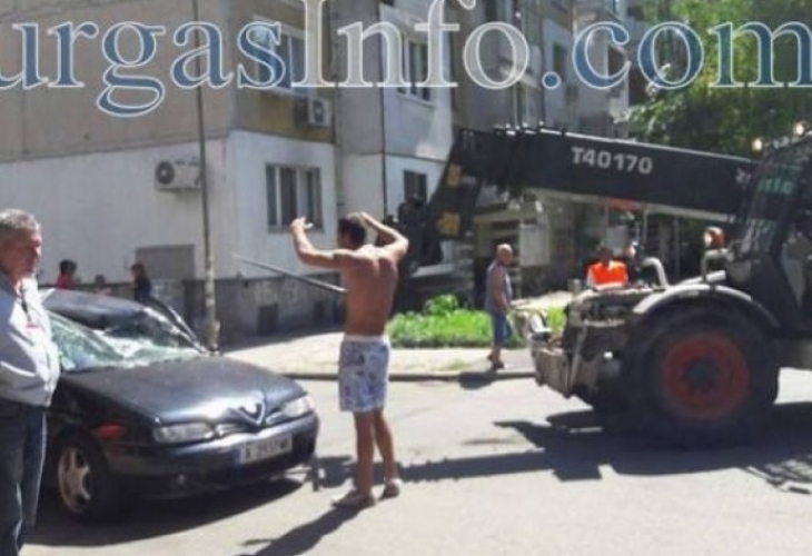 Зрелищна катастрофа в Бургас! Багер наниза на вилицата си кола със семейство (СНИМКИ)