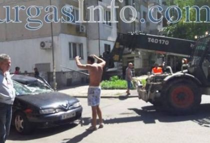 Зрелищна катастрофа в Бургас! Багер наниза на вилицата си кола със семейство (СНИМКИ)