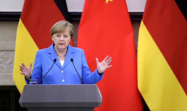 Меркел: Държим на ядреното споразумение с Иран