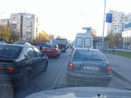 Тапите почнаха: Колите пъплят половин час между