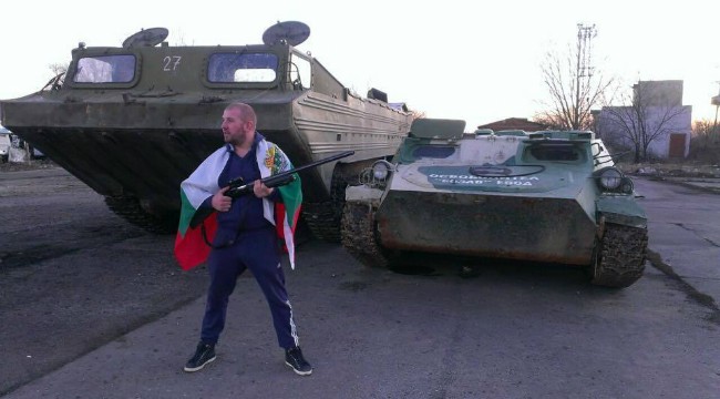Динко Вълев и три синджира бежанци